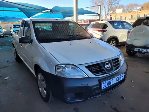 Nissan NP200 1.6i safety pack