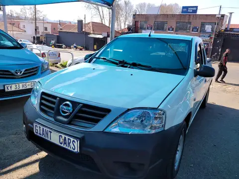 Nissan NP200 1.6i safety pack