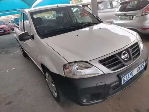 Nissan NP200 1.6i Safety pack