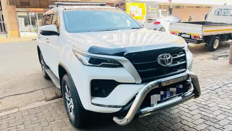 Toyota Fortuner V 2.4 GD-6 Raised Body Auto 