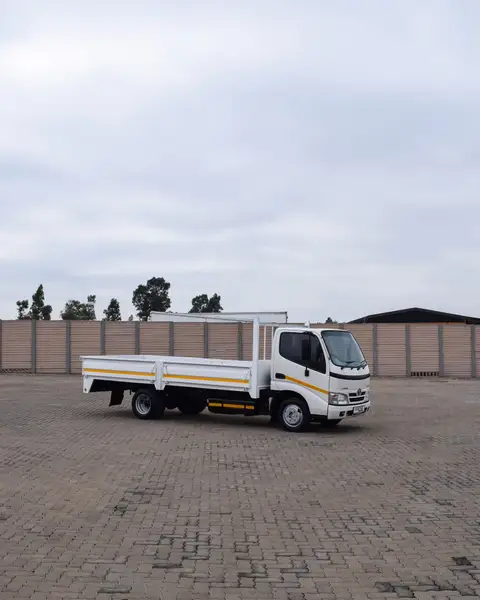 Toyota Dyna  4-093 Dropside Driving