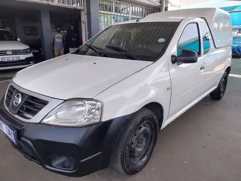 Nissan NP200 1.6i safety pack