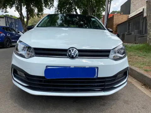Volkswagen Polo Vivo 1.4 Comfortline with black roo