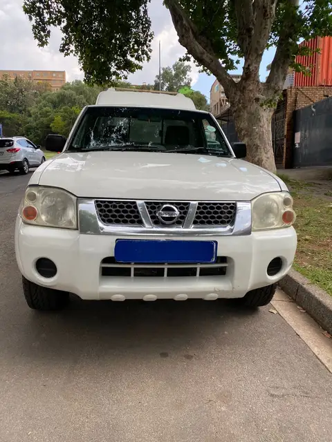 Nissan NP300 Hardbody 2.0 vvti with Canopy 