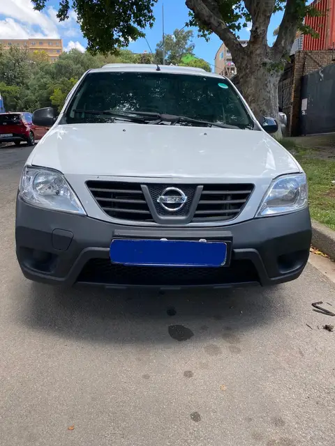 Nissan NP200 1.6i with a Canopy 